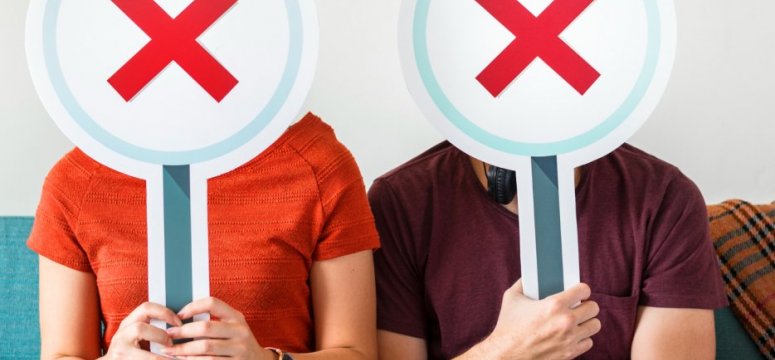 Prueba social falsa: los "otros compradores felices" que nunca existieron